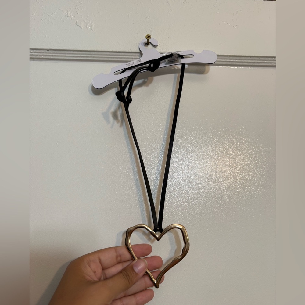 NWT Urban Outfitters Silence + Noise Gold Distorted Heart Choker Necklace - Picture 4 of 4